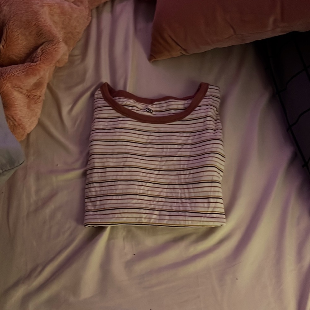 white + striped 🎱 tshirt